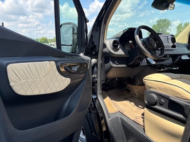 Used 2021 Black Mercedes-Benz Discovery Cross Country image 21