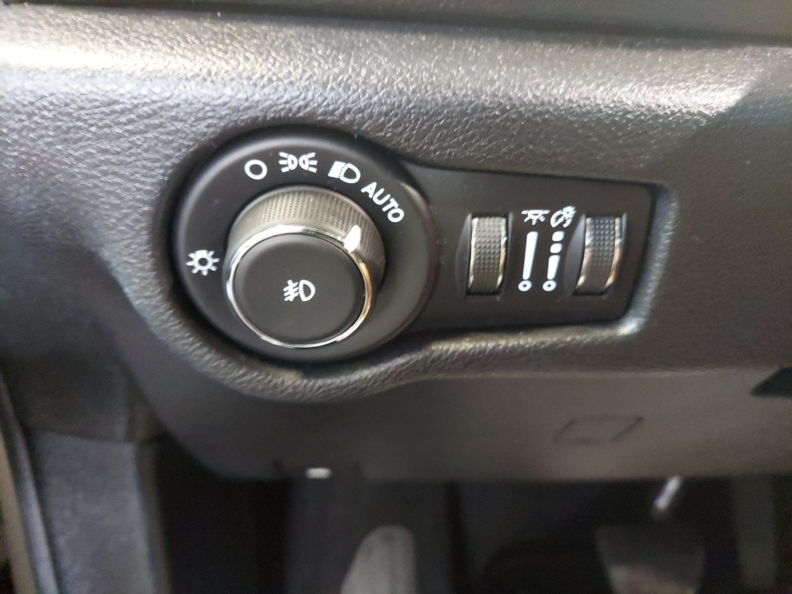 Used 2020 Luxury White Pearlcoat Chrysler Touring image 27