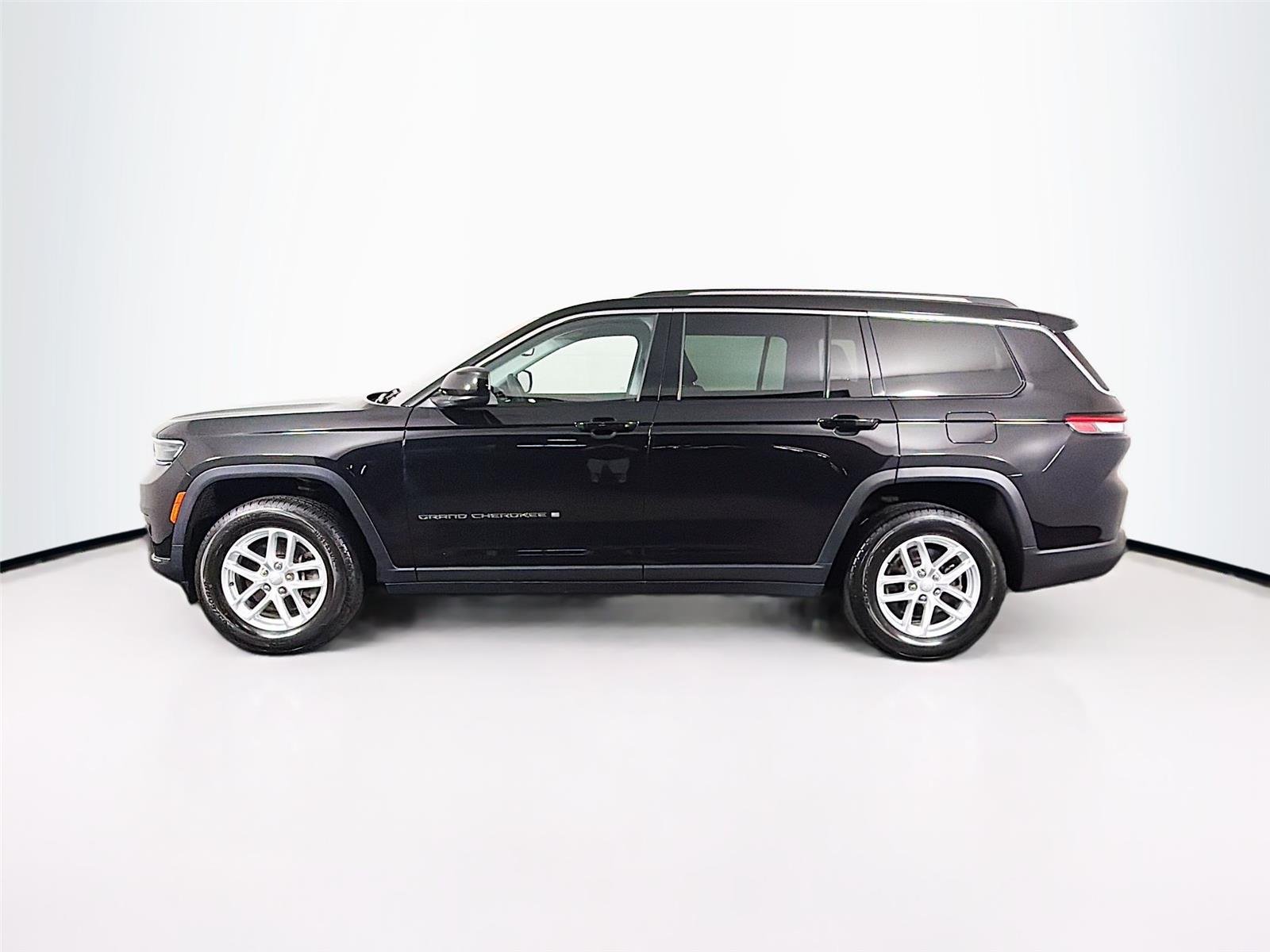 Used 2023  Jeep Laredo image 8