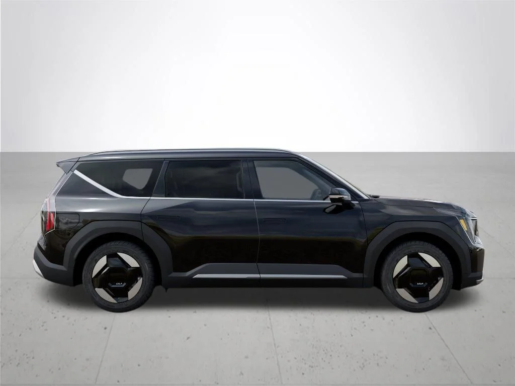 New 2026 Ebony Black Kia Wind AWD image 7