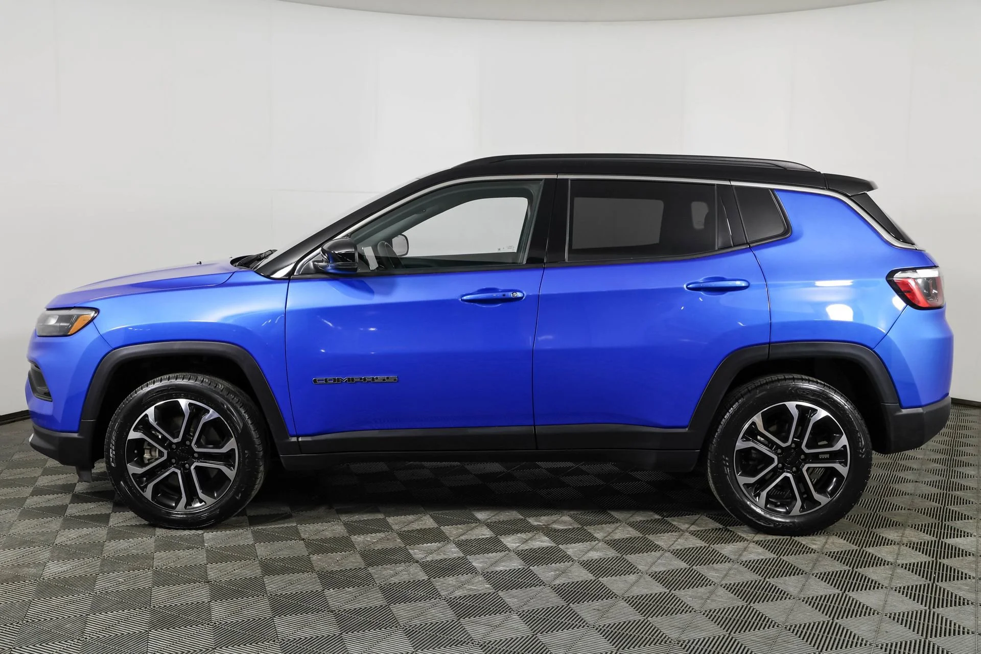 Used 2023 Blue Jeep Limited image 19