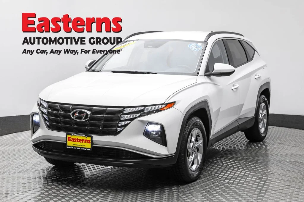 Used 2024 White Hyundai SEL image 1