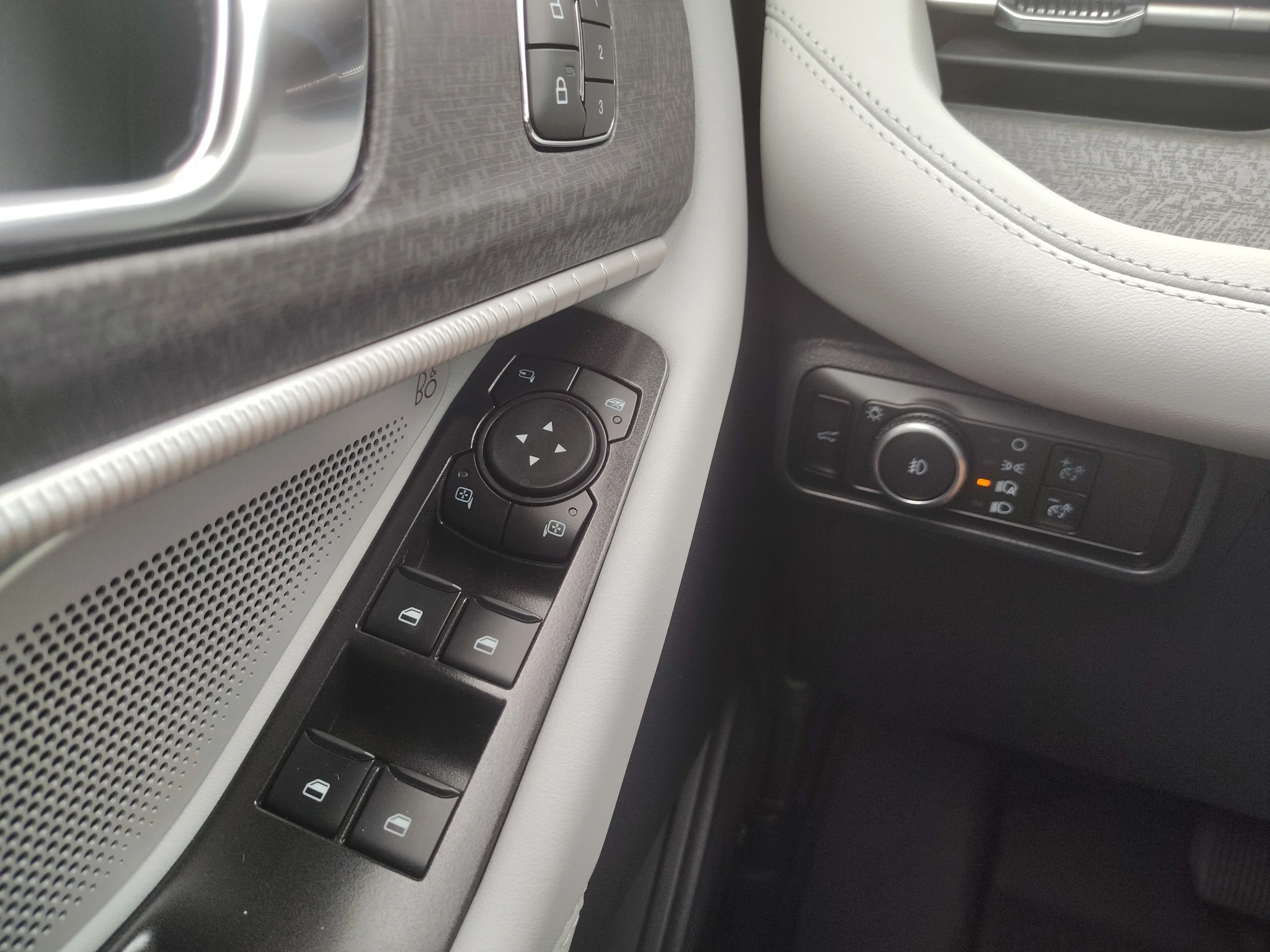 New 2027 Star White Metallic Tri-Coat Ford Platinum™ image 18