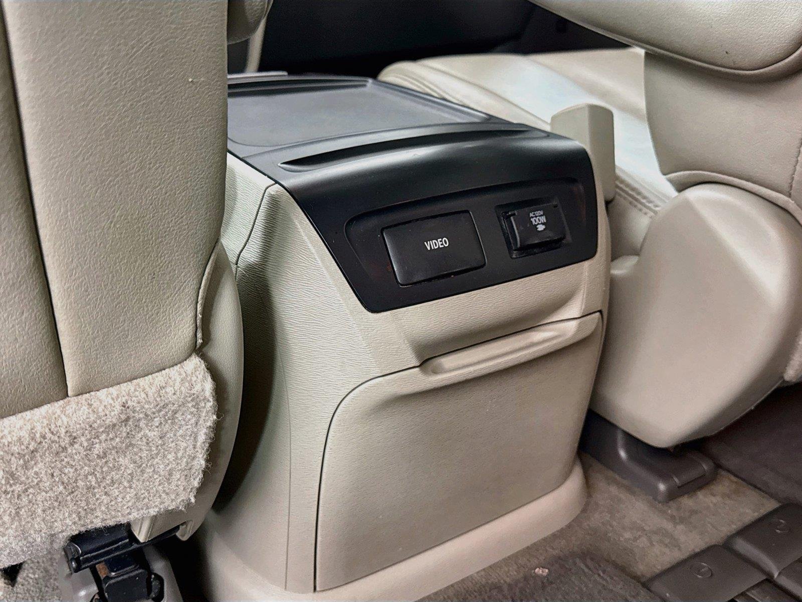 Used 2013 Black Toyota XLE image 37