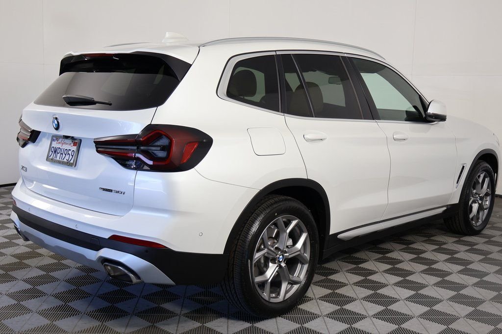 Used 2024 White BMW sDrive30i image 4