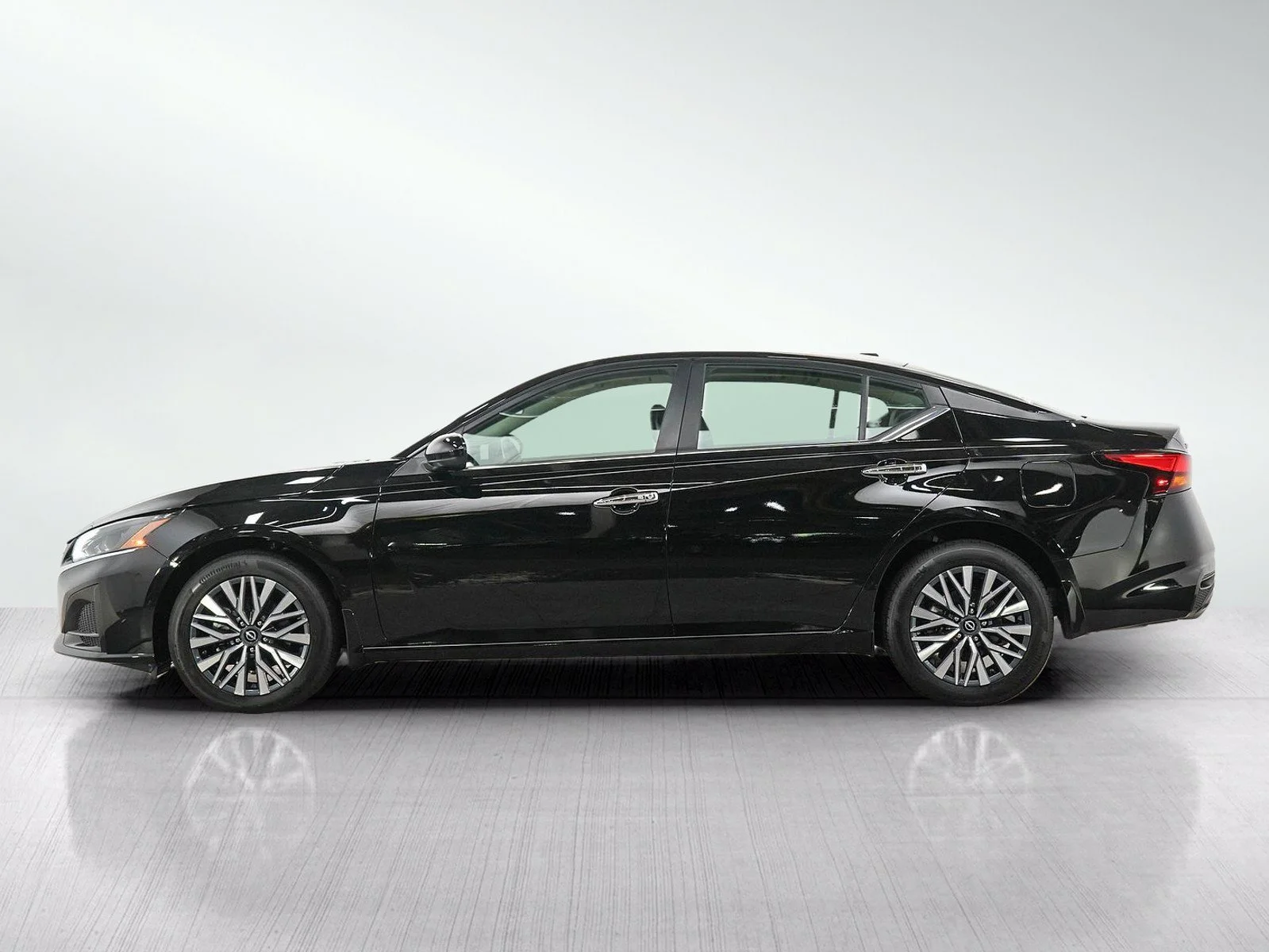 Used 2023 Nissan Altima SV with VIN 1N4BL4DW5PN424928 for sale in Burnsville, Minnesota