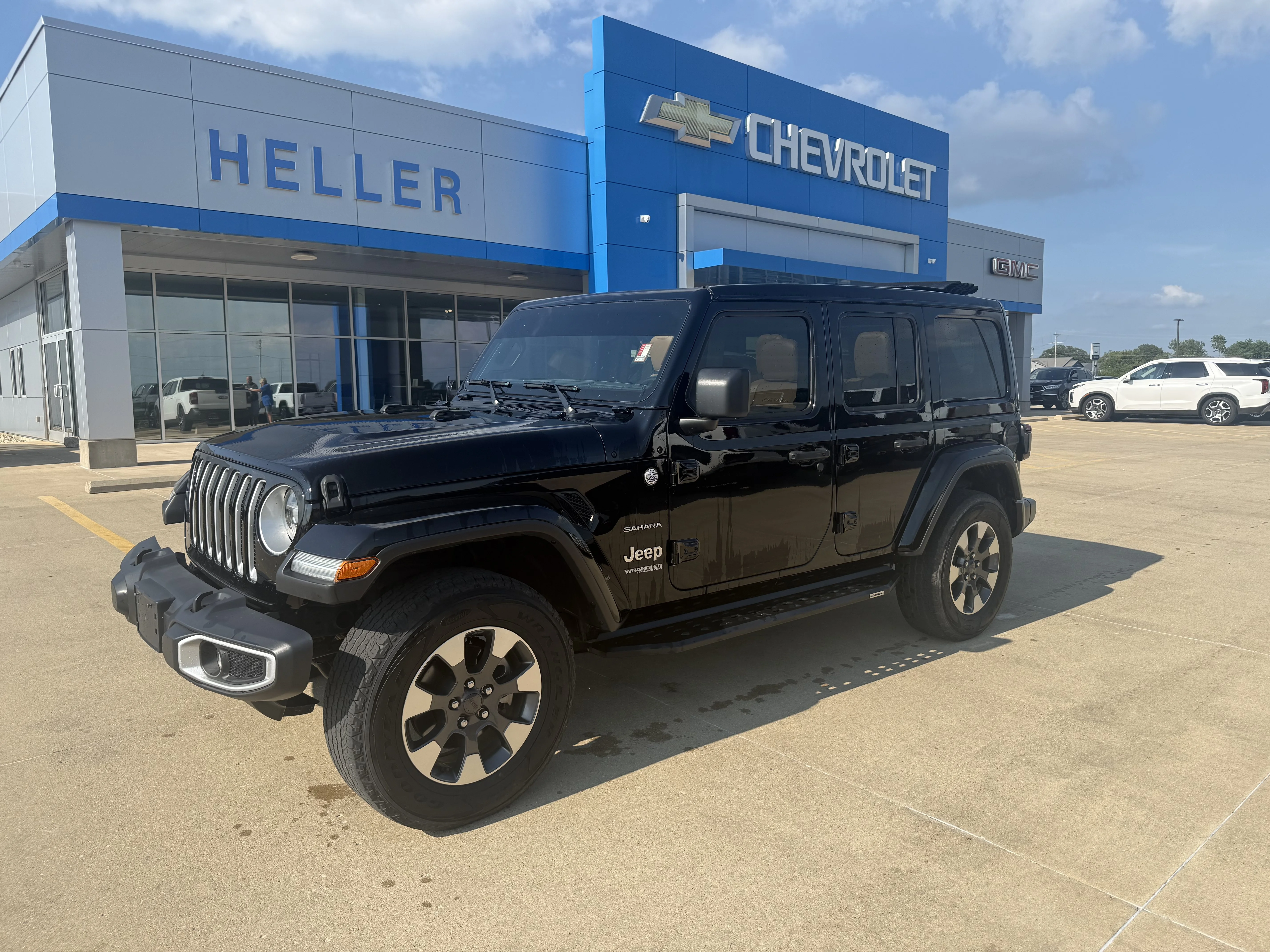 Used 2022 Black Clearcoat Jeep Unlimited Sahara image 3