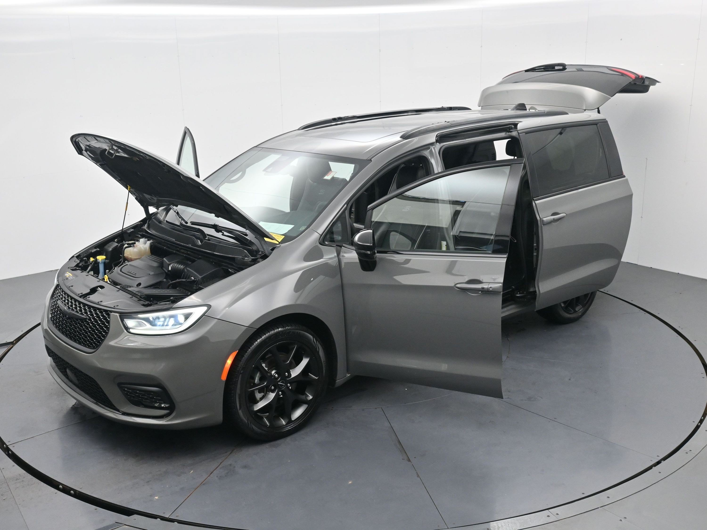 Used 2025 Ceramic Gray Clearcoat Chrysler Limited image 34