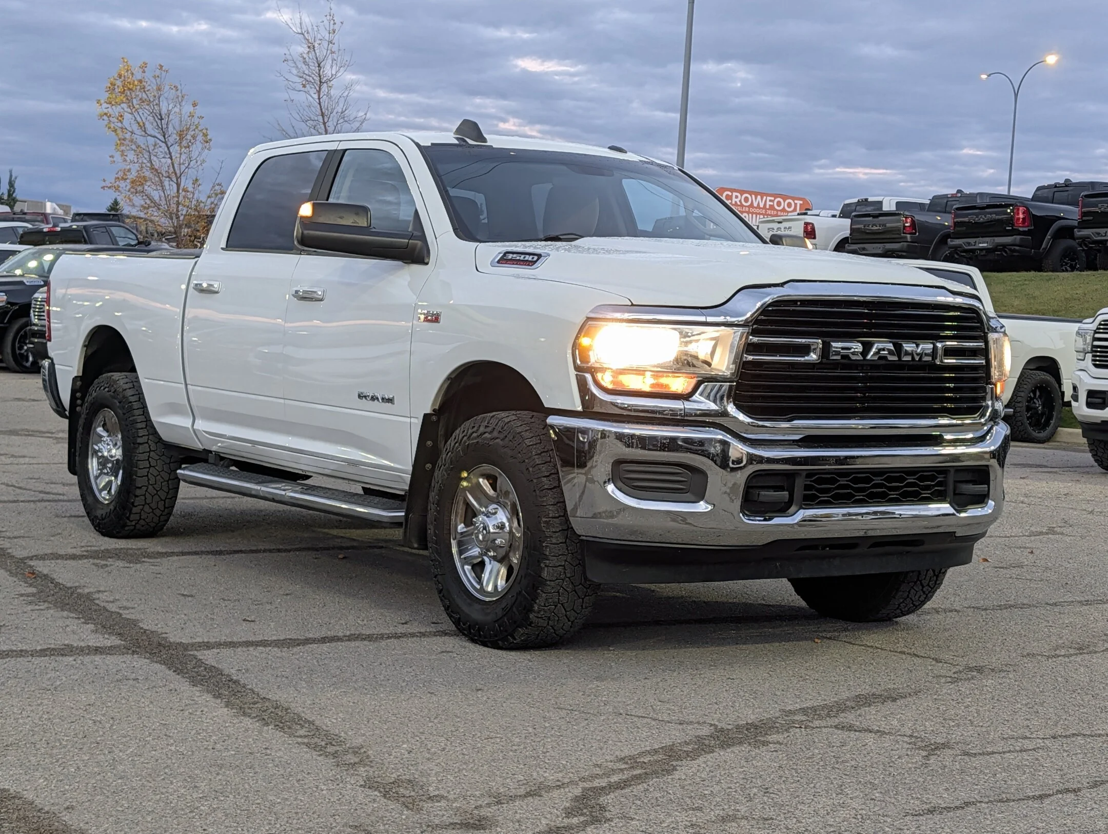 Used 2019 White RAM Big Horn - 6.4L HEMI - Apple CarPlay - Heated - Big Horn 4x4 Crew Cab 64 Box image 2
