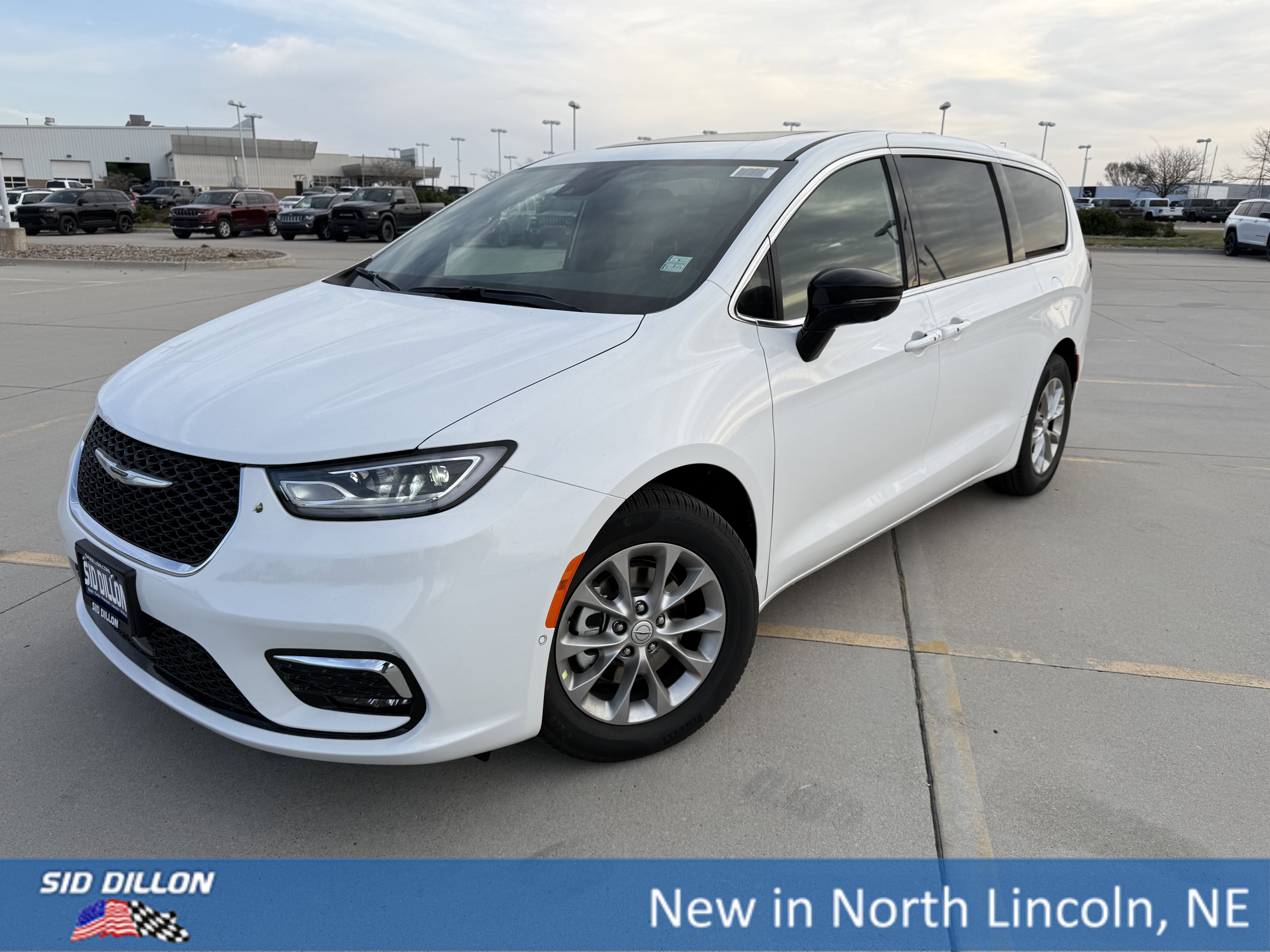 2026 Chrysler Pacifica Limited's photo