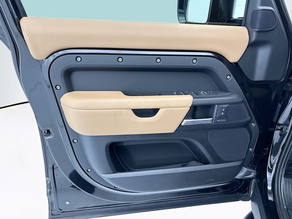 New 2026 Santorini Black Land Rover X-Dynamic SE image 24