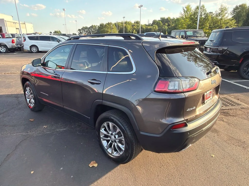 Certified Used 2022 Gray Jeep Latitude Lux image 5