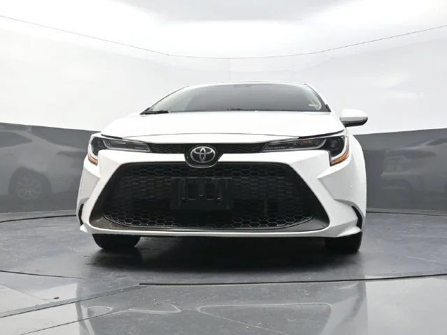 Used 2021 White Toyota LE image 32