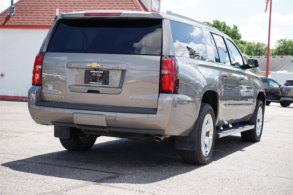 2019 Chevrolet Suburban LT photo 2