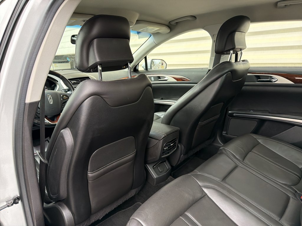 Used 2013 Silver Lincoln Base image 10