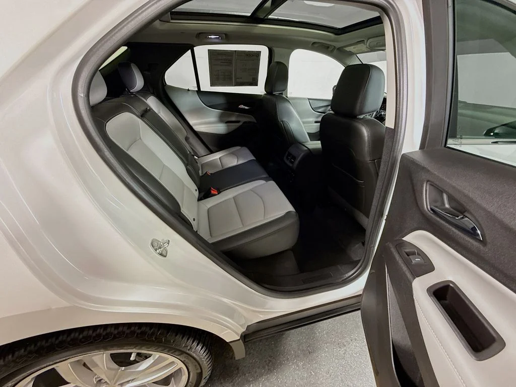 Used 2018 Iridescent Pearl Tricoat Chevrolet Premier image 27