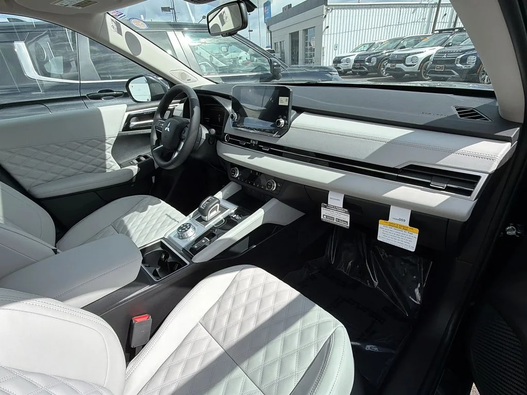 New 2025 Black Diamond Mitsubishi SEL image 19