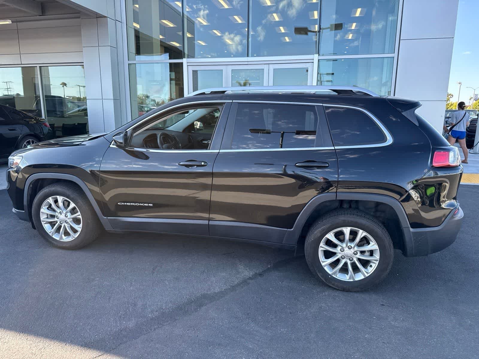 Used 2019 Diamond Black Crystal Pearlcoat Jeep Latitude image 18