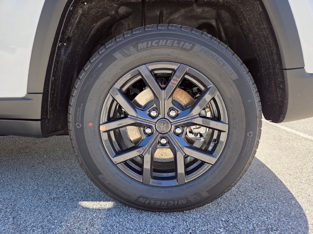 New 2027 Bright White Clear-Coat Paint Jeep Laredo Altitude image 20
