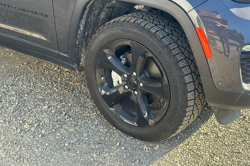 Used 2023 Gray Metallic Jeep Limited image 4