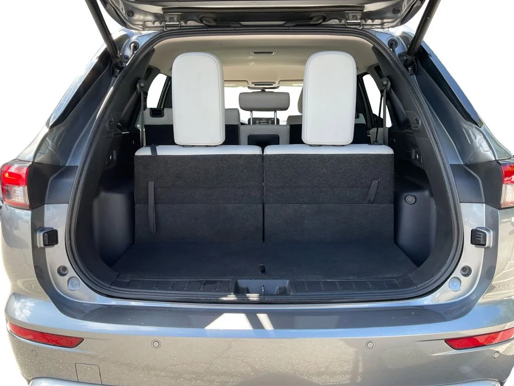 Used 2022 Silver Mitsubishi SEL image 12