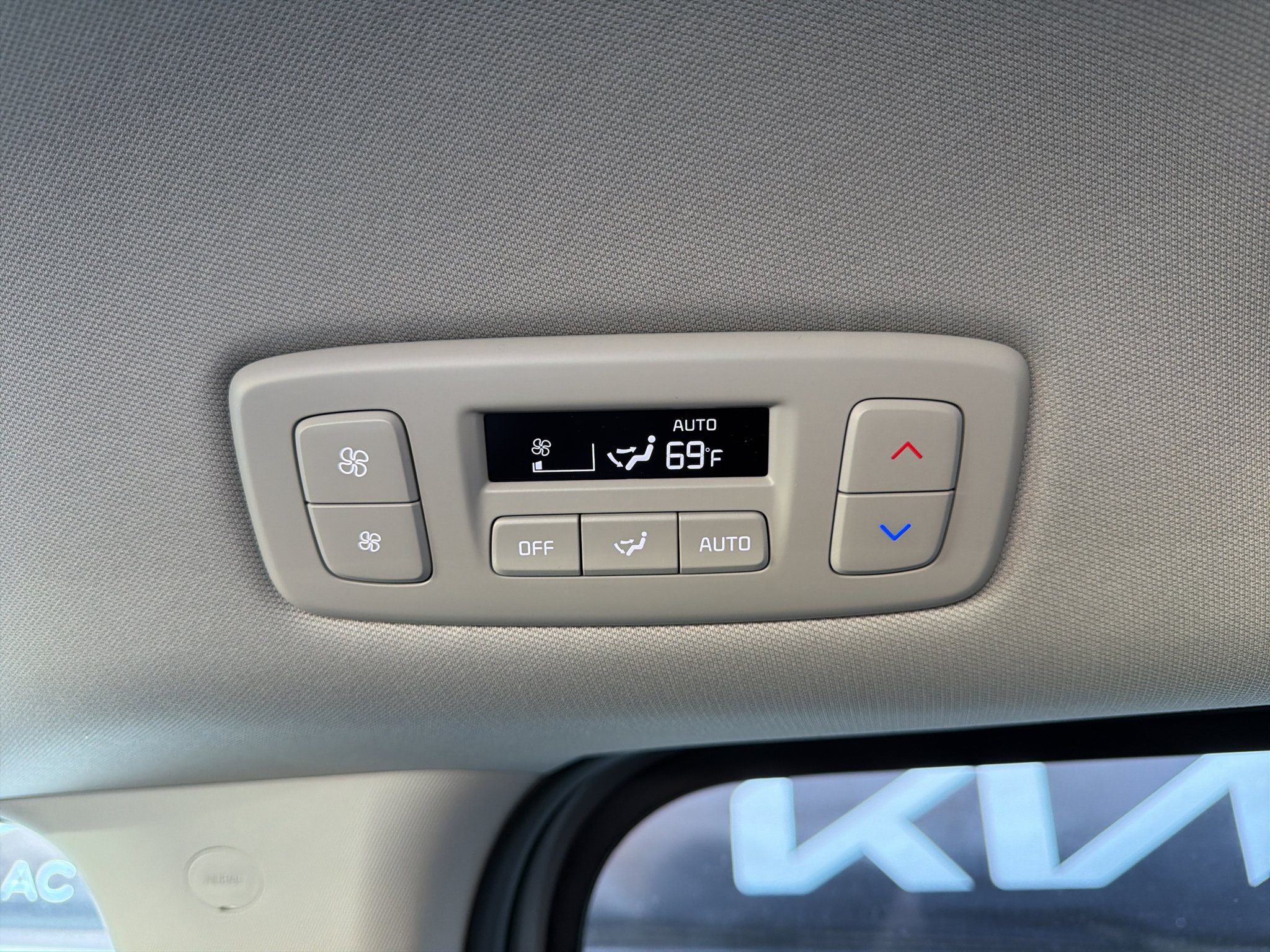 New 2027 Ceramic Silver Kia LXS image 16