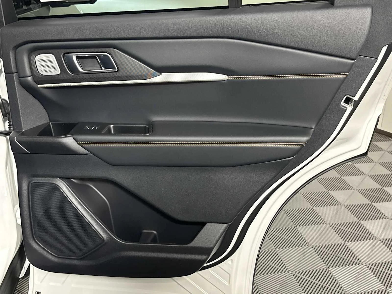 New 2026 Star White Metallic Tri-Coat Ford Tremor image 19