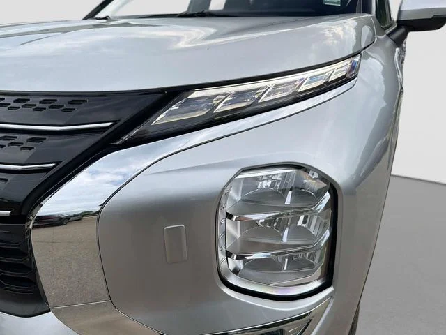 Used 2024 Silver Mitsubishi SE image 11