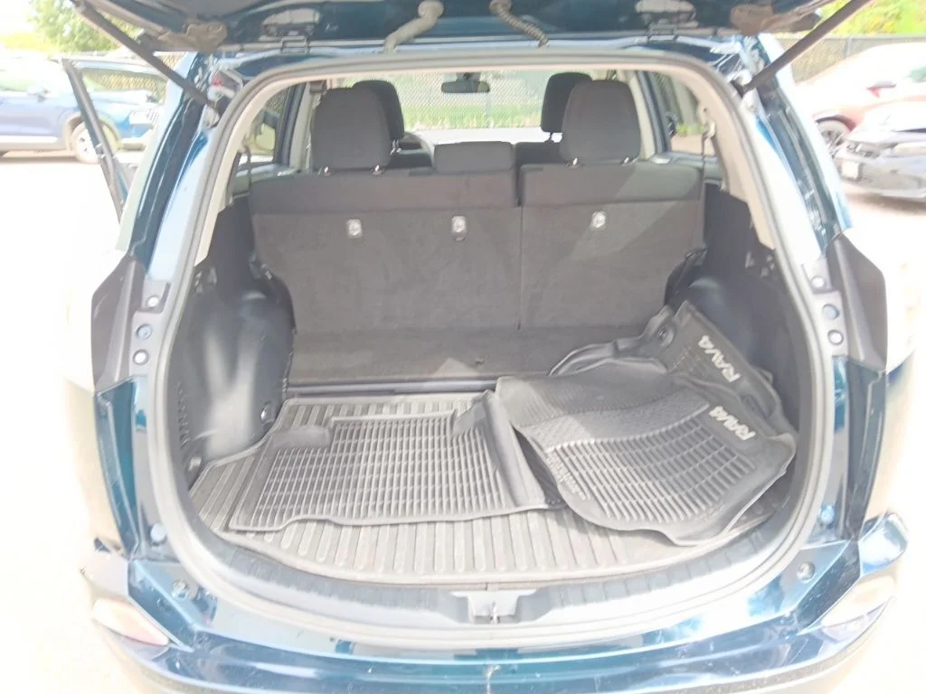 Used 2018 Galactic Aqua Mica Toyota XLE image 33