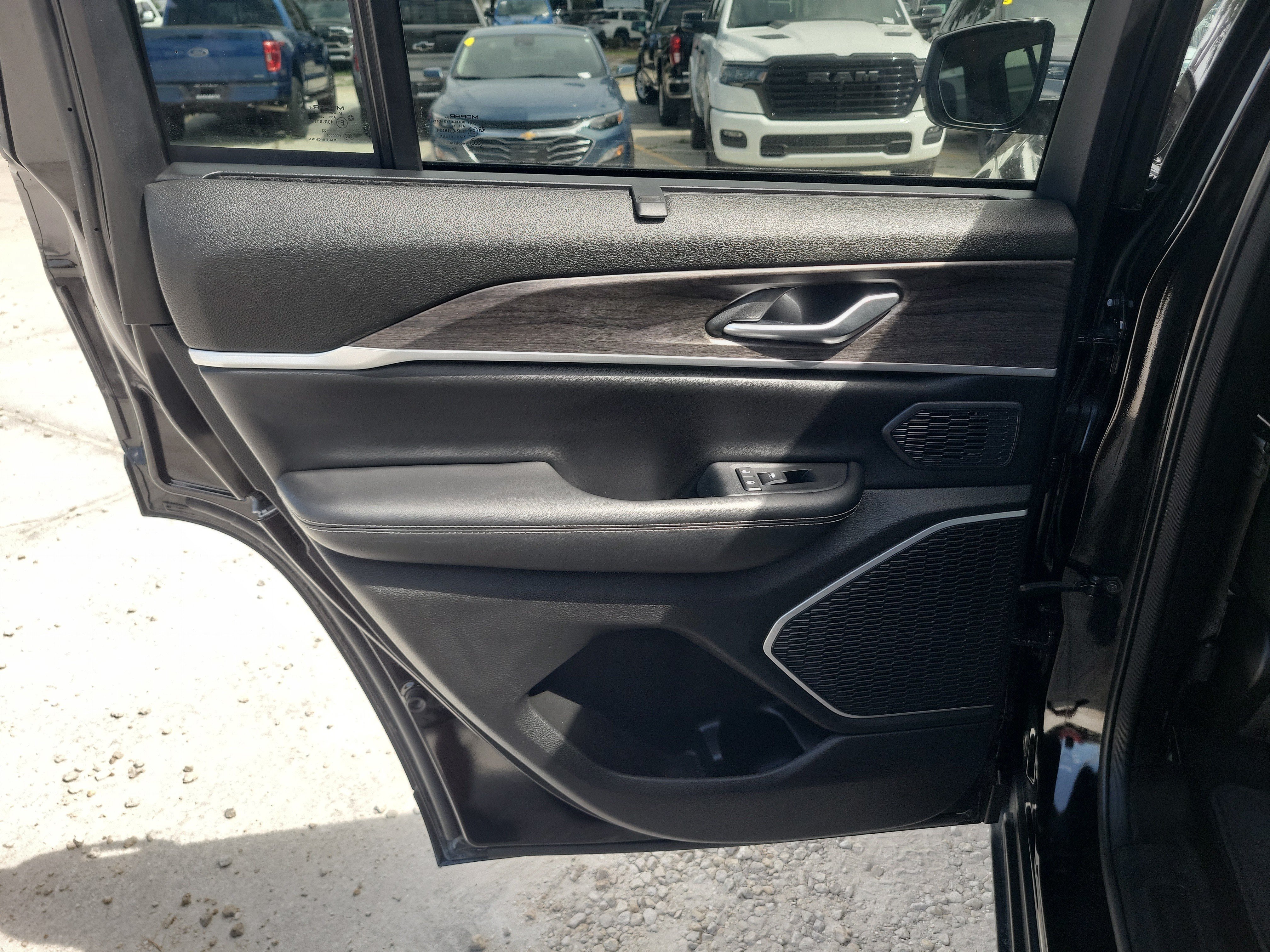 Used 2024 Diamond Black Crystal Pearlcoat Jeep Limited image 13