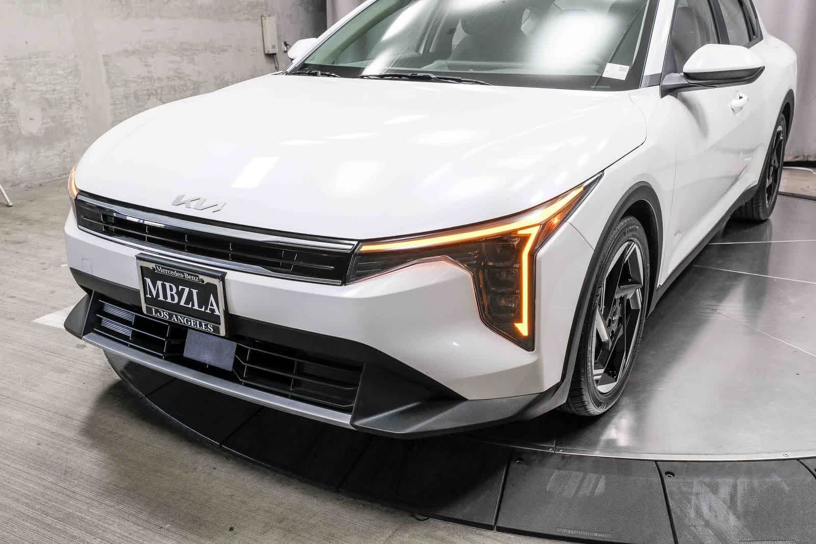 Used 2025 Snow White Pearl Kia EX image 12