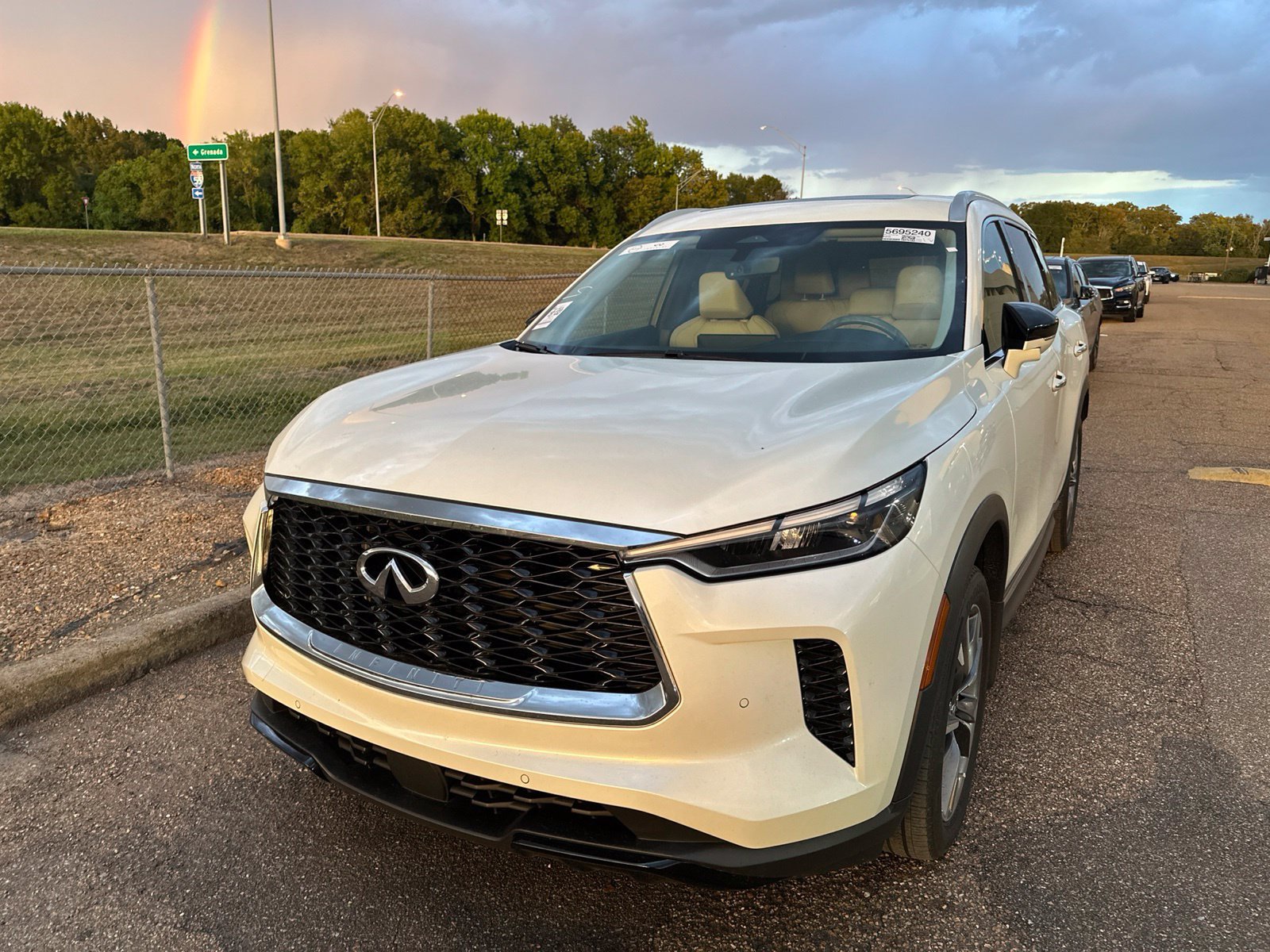 Used 2024 White INFINITI LUXE image 12
