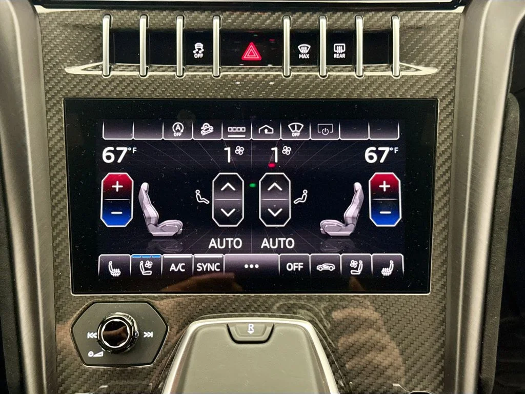 Used 2024 White Lamborghini Performante image 16