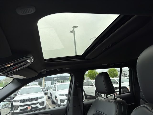 New 2026 Bright White Clear-Coat Exterior Paint Jeep Altitude image 14