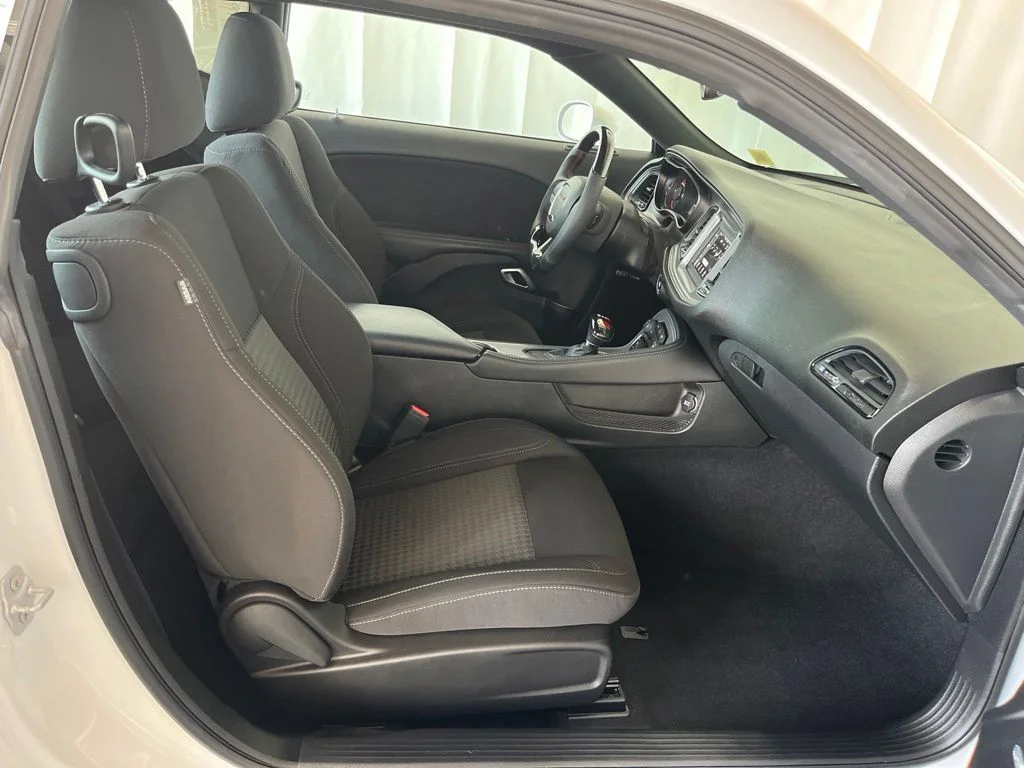 Used 2023 White Dodge SXT image 19