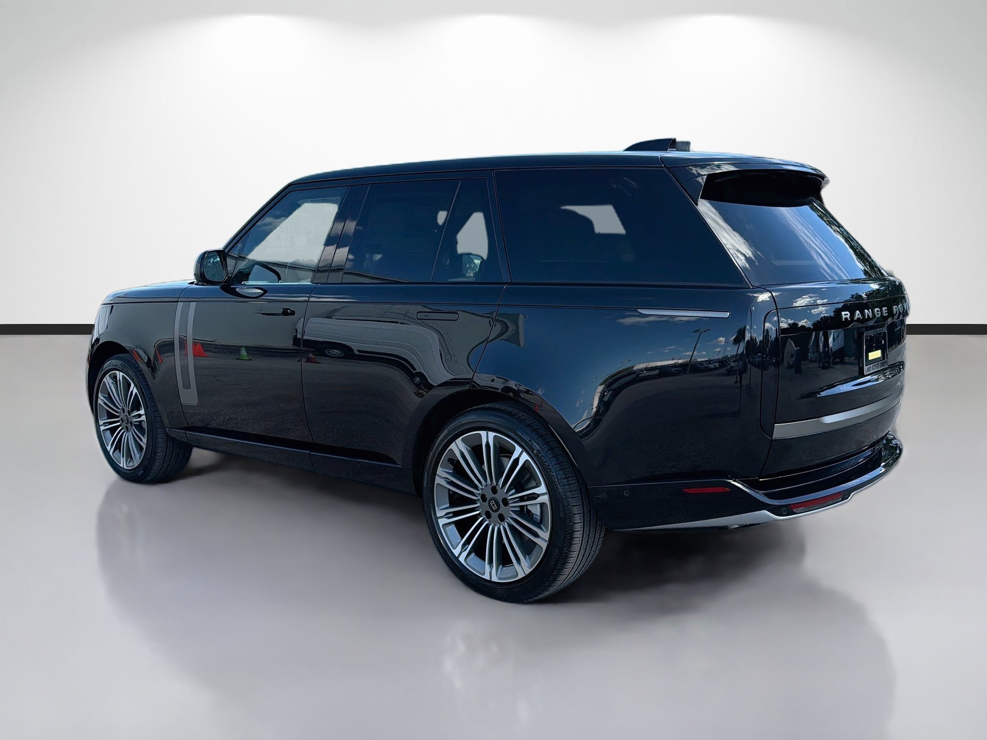 New 2027 Santorini Black LAND ROVER SE image 3