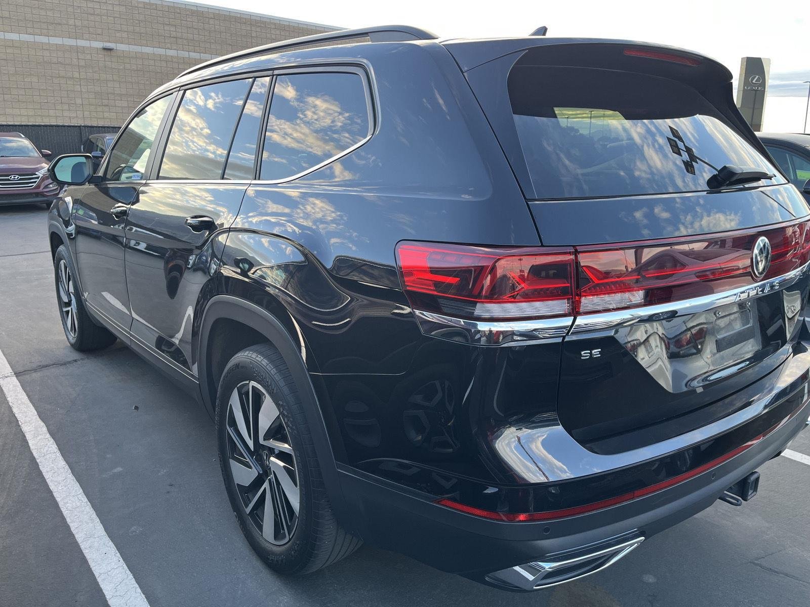 2024 Volkswagen Atlas SE w/Tech - Photo 6