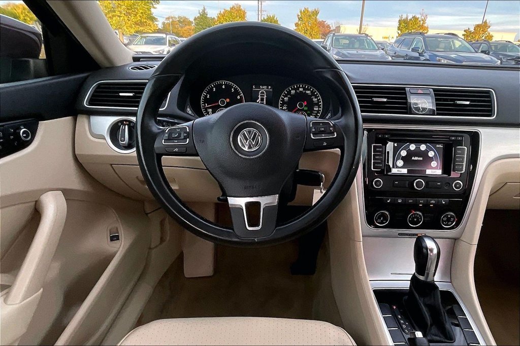 Used 2013 Red Volkswagen 2.5 SE image 4