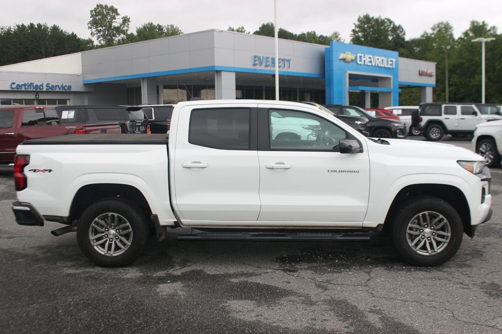 Used 2024 Summit White Chevrolet LT image 8