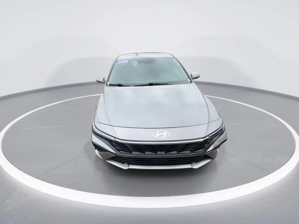 Used 2025 Silver Hyundai SEL Convenience image 3