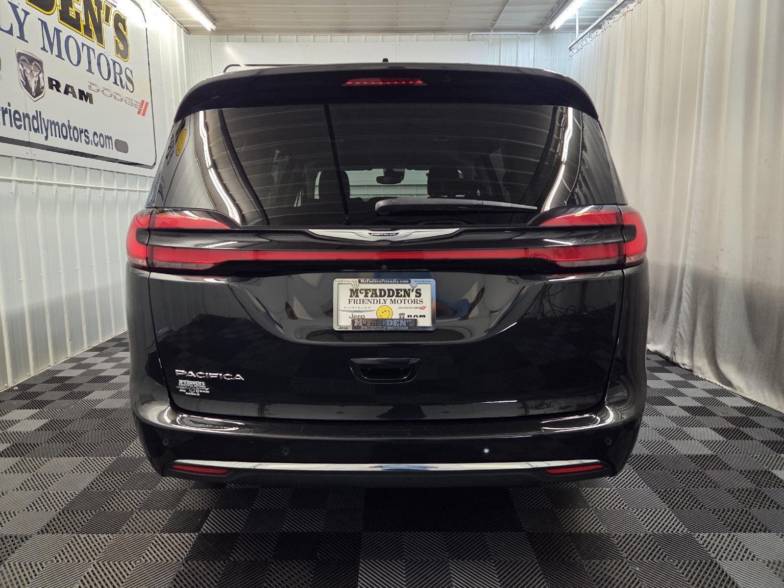 Used 2023 Brilliant Black Crystal Pearlcoat Chrysler Touring L image 9