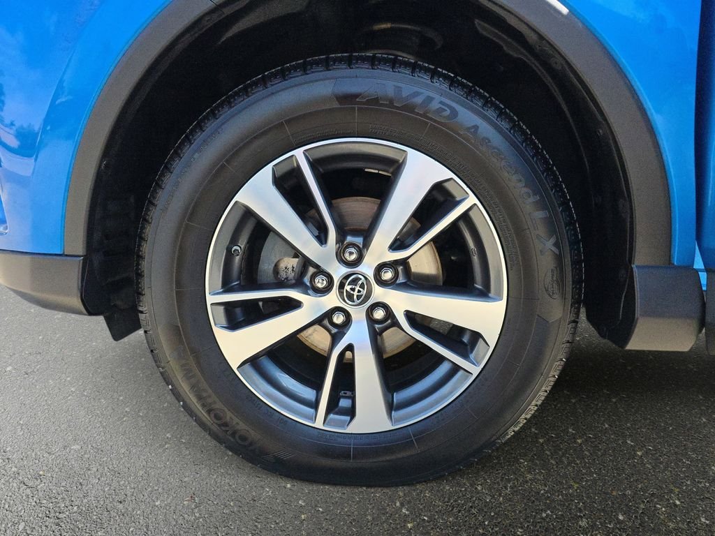 Used 2016  Toyota XLE image 36