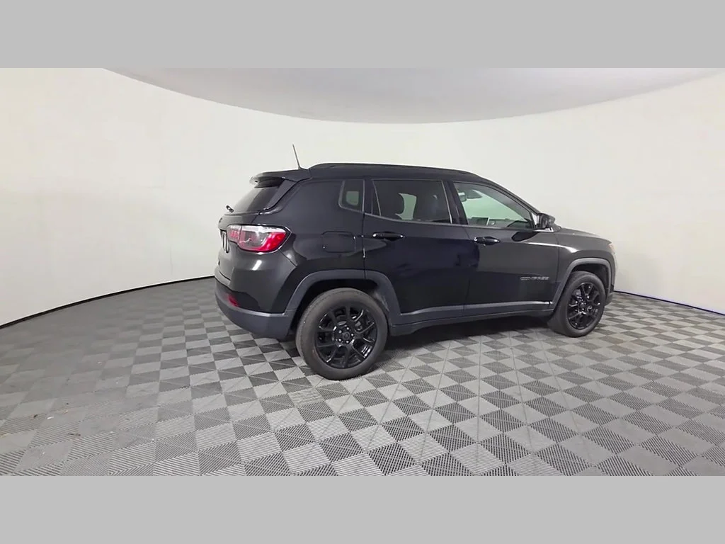 New 2026 Diamond Black Crystal Pearl-Coat Exterior Paint Jeep Latitude Altitude image 25