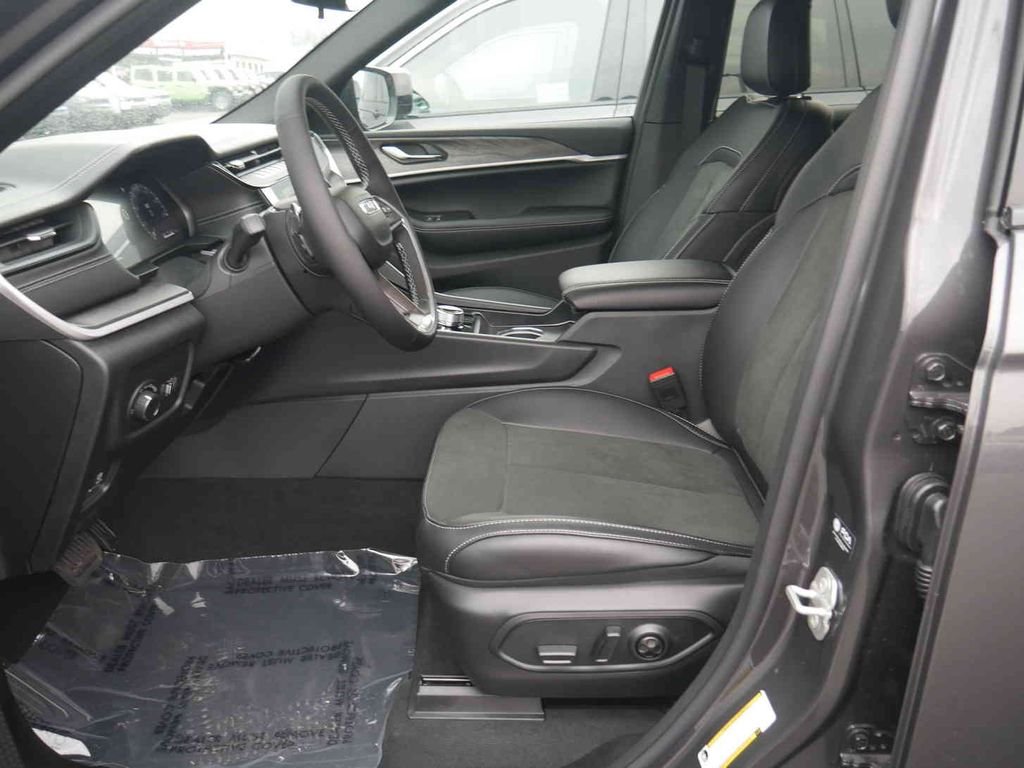 New 2026 Baltic Gray Metallic Clear-Coat Exterior Paint Jeep Laredo image 21