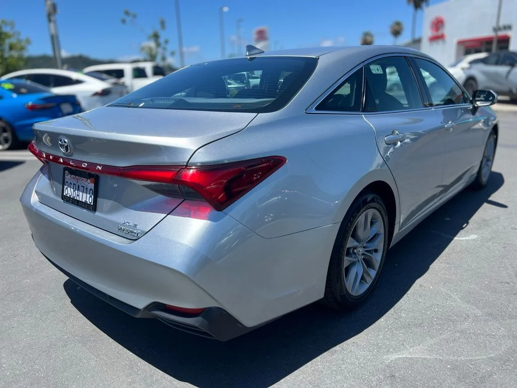 Used 2020 Silver Toyota XLE Plus image 3