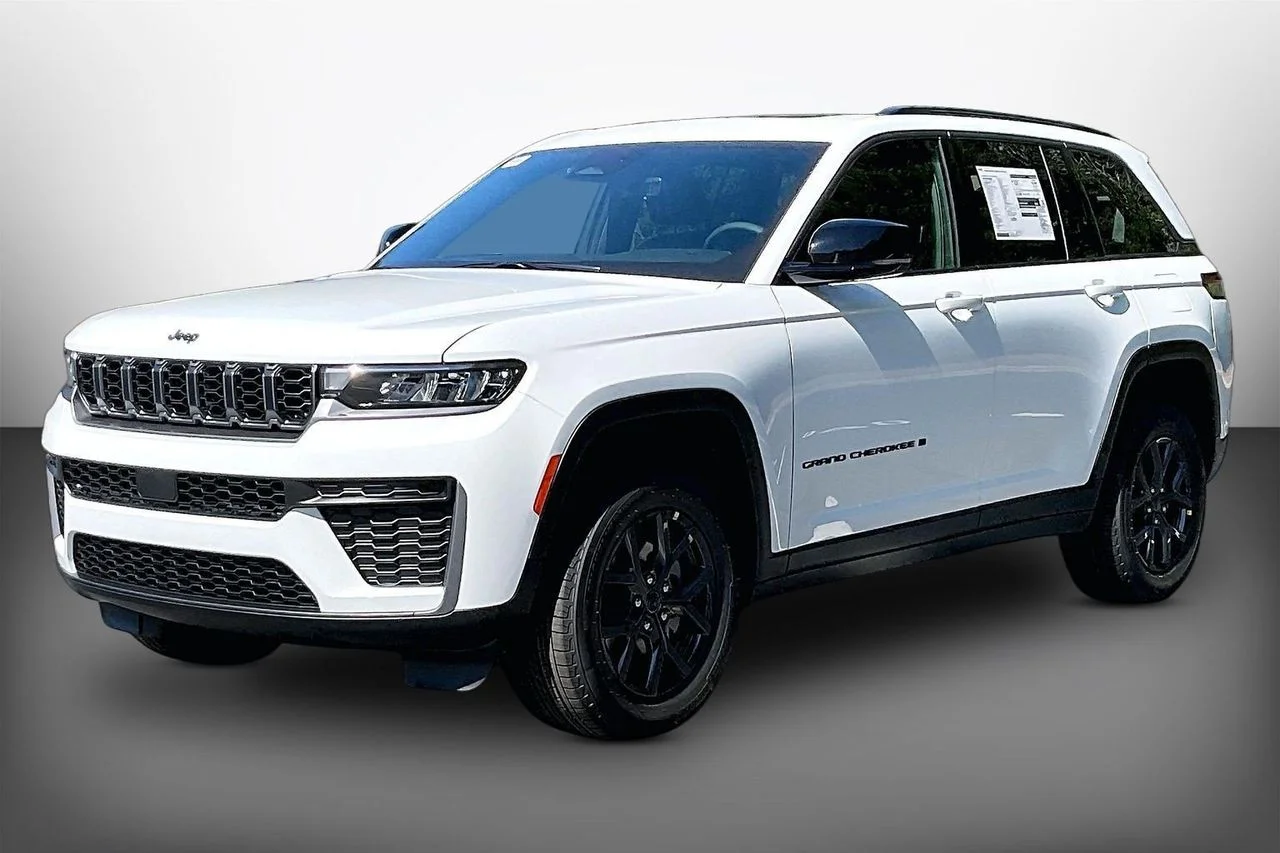 New 2027 Bright White Clear-Coat Paint Jeep Laredo Altitude image 4
