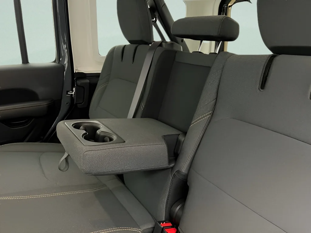 Used 2025 Anvil Clear Coat Jeep Sahara 4xe image 39