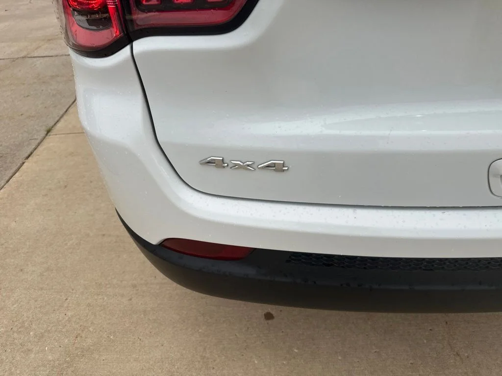 Used 2023 White Jeep Latitude image 30