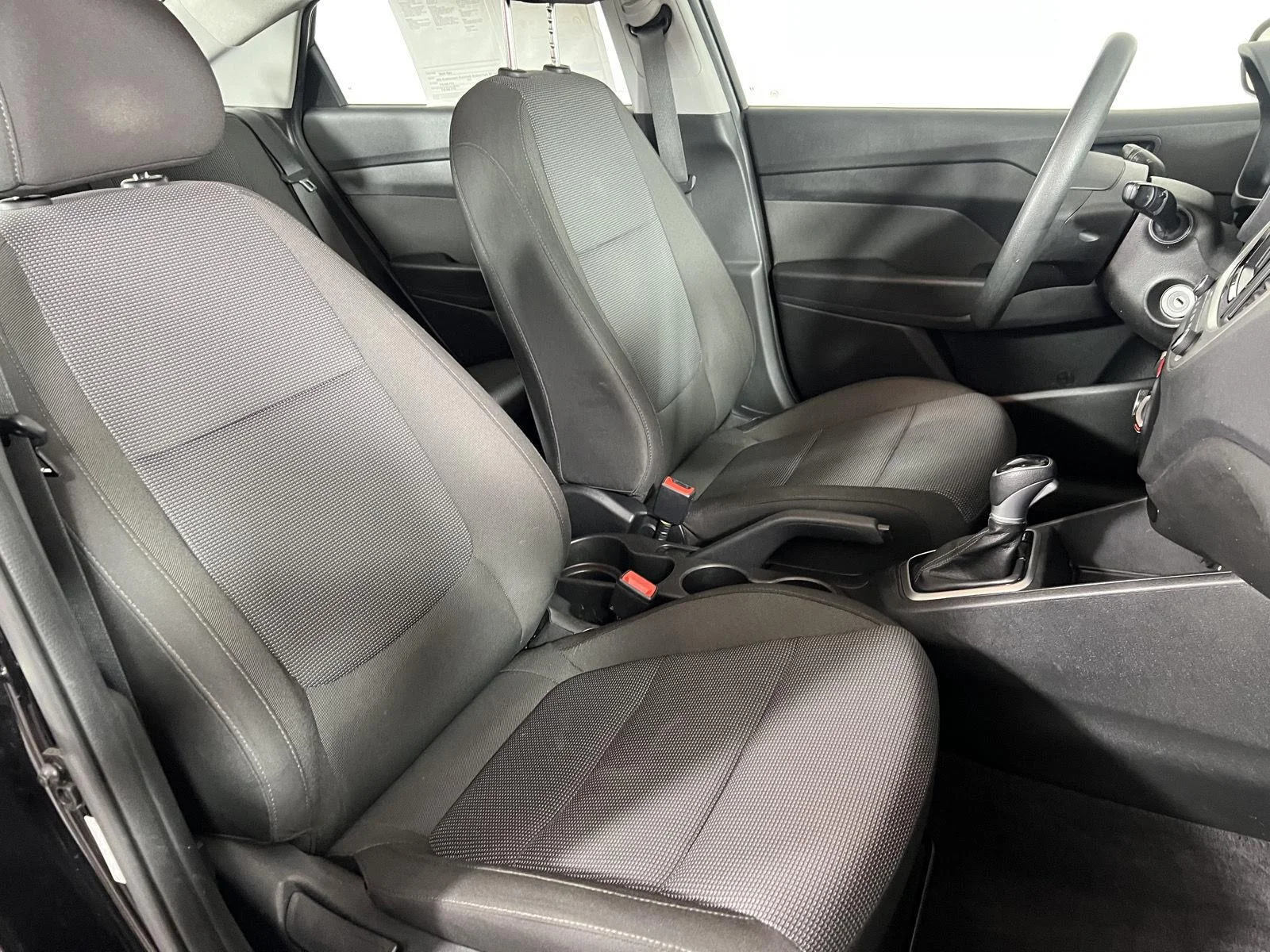 Used 2022 Absolute Black Hyundai SE image 13