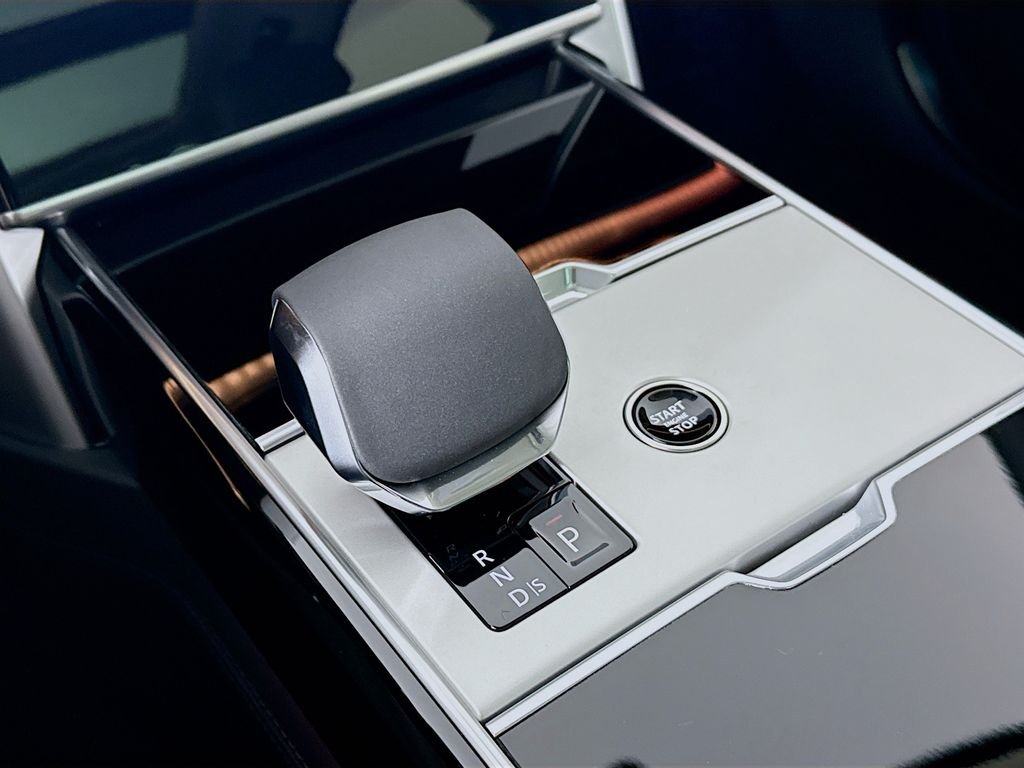 New 2025 Fuji White Land Rover SE image 18